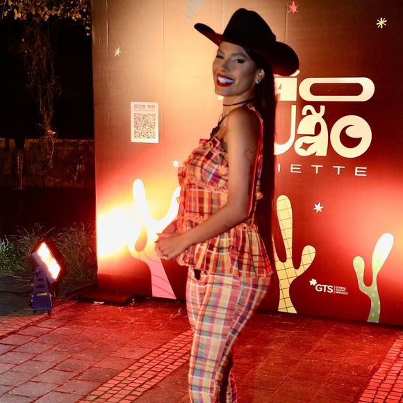 Xadrez multicolorido de Pocah: funkeira escolheu opção despojada da estampada em look para festa junina