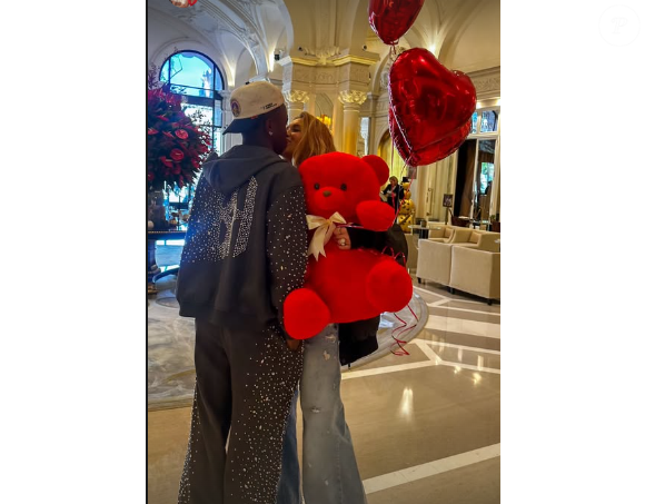 Look de Vini Jr. foi composto por um moletom e uma calça wide leg, ambos com pérolas em sua extensão