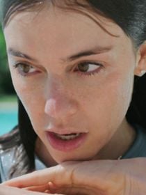 'Não sou tão ingênua quanto a Maíra': Alice Wegmann, destaque no elenco da série 'Dom de Iludir', da Netflix, abre o jogo sobre fé e personalidade em meio a golpes e traições