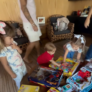 Ana Castela surpreendeu Maria Alice, Maria Flor e José Leonardo com presentes e encantou as crianças