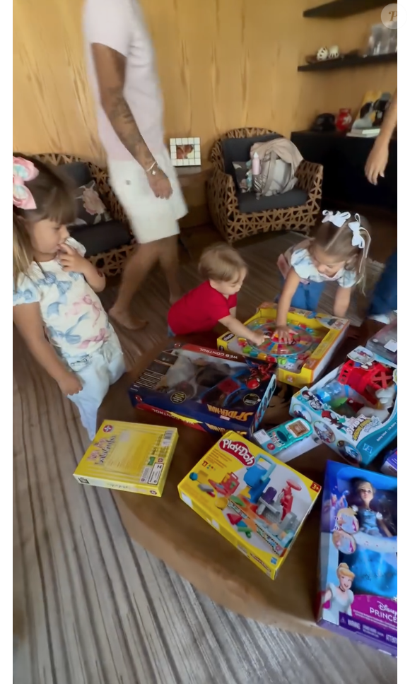 Ana Castela surpreendeu Maria Alice, Maria Flor e José Leonardo com presentes e encantou as crianças