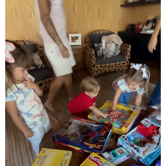 Ana Castela surpreendeu Maria Alice, Maria Flor e José Leonardo com presentes e encantou as crianças