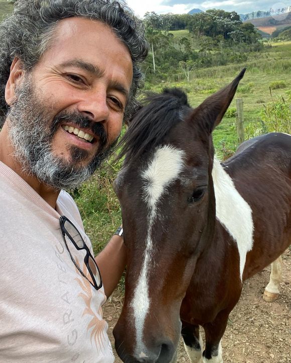 Marcos Palmeira deixou a correria da metrópole para morar em uma fazenda no Rio de Janeiro