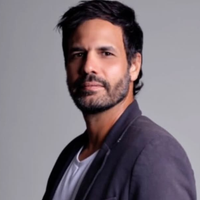 Estado de saúde ainda é grave: ex-ator da Globo, Maurício Silveira passa por nova cirurgia e respira com ajuda de aparelhos