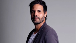 Estado de saúde ainda é grave: ex-ator da Globo, Maurício Silveira passa por nova cirurgia e respira com ajuda de aparelhos