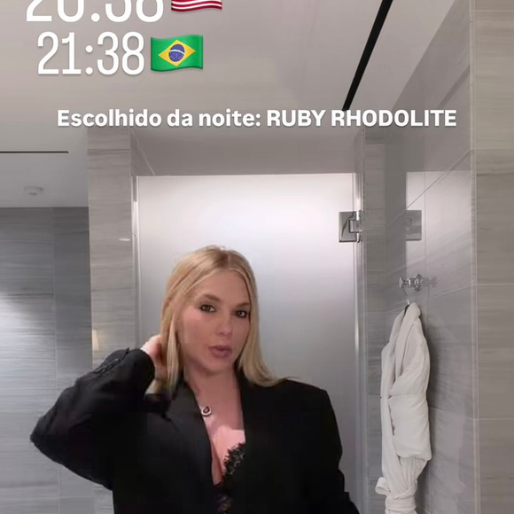 Influenciadora Virginia Fonseca escolhe visual sofisticado com alfaiataria oversized e transparência discreta nos EUA