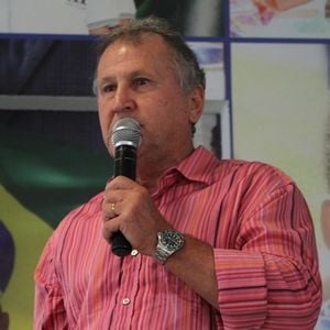 Zico se tornou alvo de indireta de Romário após corte na Copa 1998: 'Muita gente vai ficar feliz com a minha saída'