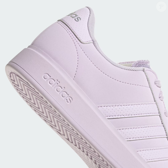 Tendência acessível: o Adidas Grand Court 2.0 prova que dá para aderir ao hype do ube sem abrir mão do conforto