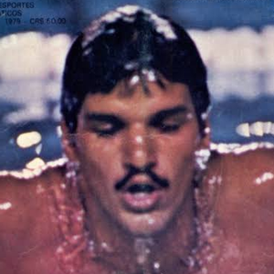 Romulo Arantes, considerado um dos maiores nomes da história da modalidade no Brasil. Muito antes de se tornar galã das novelas, o ator fez carreira como nadador e entrou para a história ao conquistar uma medalha em campeonatos mundiais, sendo o primeiro brasileiro a alcançar esse feito.