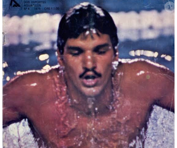 Romulo Arantes, considerado um dos maiores nomes da história da modalidade no Brasil. Muito antes de se tornar galã das novelas, o ator fez carreira como nadador e entrou para a história ao conquistar uma medalha em campeonatos mundiais, sendo o primeiro brasileiro a alcançar esse feito.