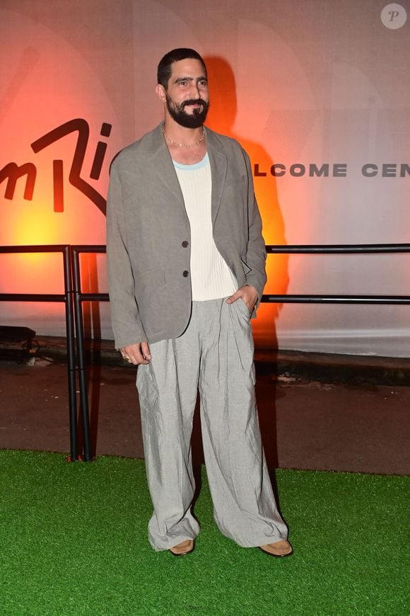 Renato Góes apostou em um blazer cinza sobre regata clara, combinado a calça ampla no mesmo tom e sapatos marrons