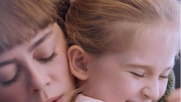 Cemre em perigo! Resumo de 'Chamas do Destino' (12 a 16 de janeiro) traz fuga com a filha, mas resultado de gravidez e doença agravam medo da violência