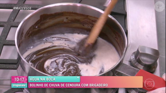 Para acompanhar o bolinho de chuva, faça uma calda de brigadeiro líquida e cremosa