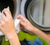 É essencial prestar atenção à primeira lavagem da toalha nova e usar uma quantidade muito pequena de detergente, além de escolher um ciclo curto