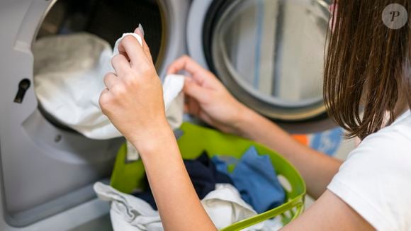 É essencial prestar atenção à primeira lavagem da toalha nova e usar uma quantidade muito pequena de detergente, além de escolher um ciclo curto