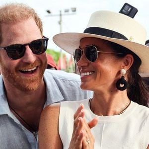 Ao que tudo indica, Meghan Markle e Príncipe Harry não abandonaram a forma de tratamento formal, mesmo distantes da Família Real.