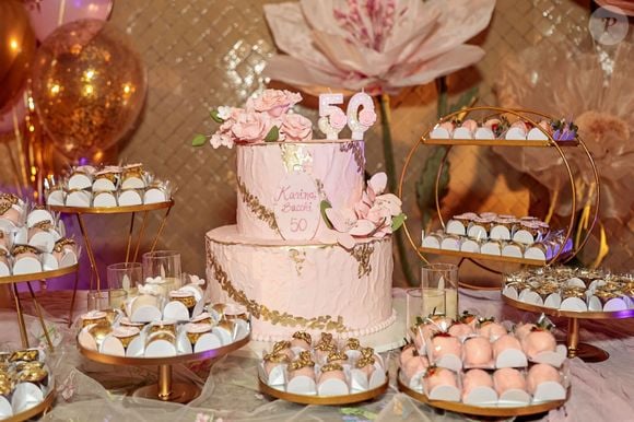 Doces finos em suportes metálicos dourados compuseram a mesa principal da festa de aniversário de Karina Bacchi