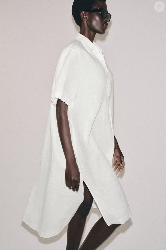 Para quem gosta de vestido branco soltinho, a Zara tem uma versão em linho que combina gola com lapela, mangas curtas e fechamento frontal por botões, além de barra arredondada com aberturas laterais. A peça custa R$ 439,00