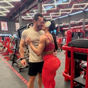 Fotos aos beijos mostram a sintonia entre Gracyanne Barbosa e Gabriel Cardoso, que compartilham rotina fitness e estilo de vida semelhante