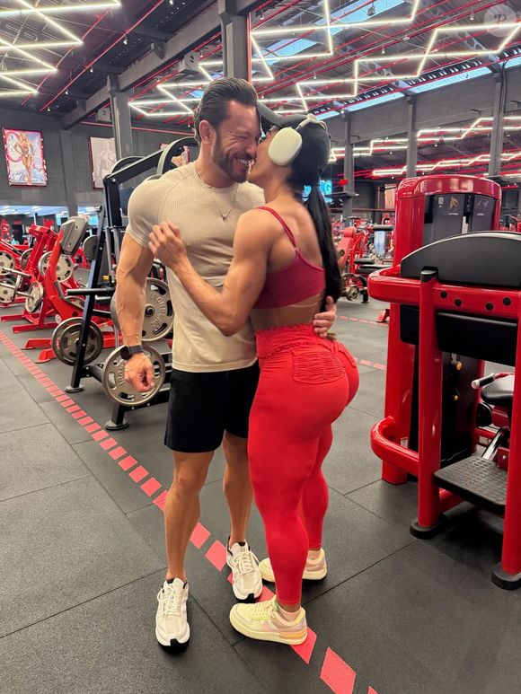 Fotos aos beijos mostram a sintonia entre Gracyanne Barbosa e Gabriel Cardoso, que compartilham rotina fitness e estilo de vida semelhante