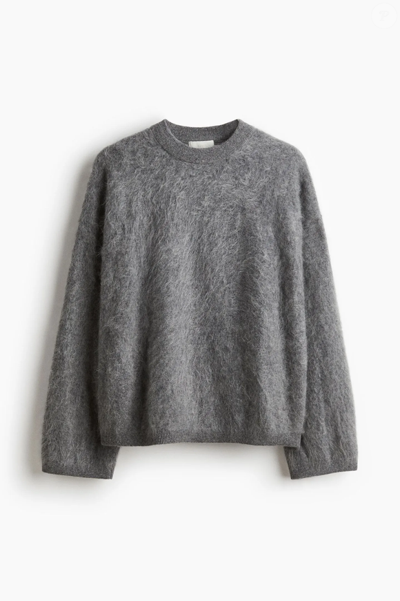 O suéter de cashmere penteado cinza da H&M, por R$ 1.399,00, é uma opção para complementar looks com tênis brancos durante a primavera, quando as temperaturas podem variar