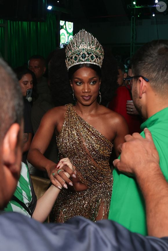 Paolla Oliveira recebe a coroa de Rainha de Bateria de IZA, que no último ano ocupou o posto