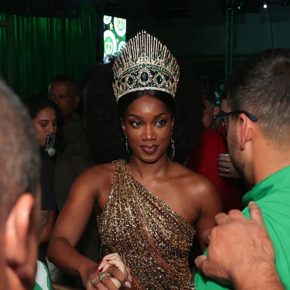 Paolla Oliveira recebe a coroa de Rainha de Bateria de IZA, que no último ano ocupou o posto