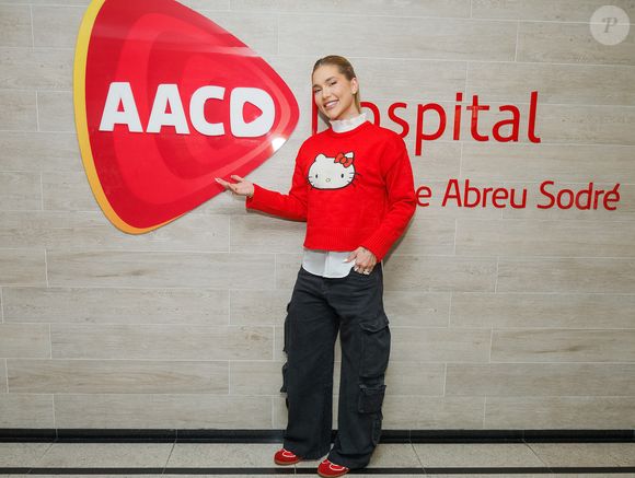 Virginia Fonseca usou casaco com estampa da Hello Kitty ao visitar a AACD