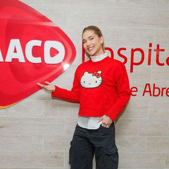 Virginia Fonseca usou casaco com estampa da Hello Kitty ao visitar a AACD