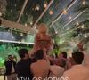 Vestido de noiva de Ana Maria Braga traz costas abertas, manga longa, uma leve transparência e um decote generoso