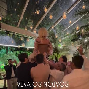 Vestido de noiva de Ana Maria Braga traz costas abertas, manga longa, uma leve transparência e um decote generoso