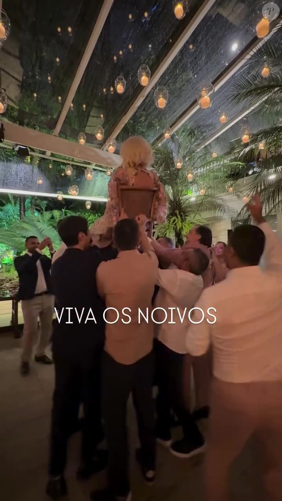Vestido de noiva de Ana Maria Braga traz costas abertas, manga longa, uma leve transparência e um decote generoso