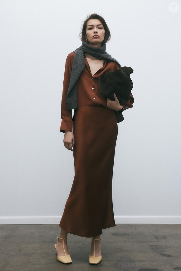 Saia midi acetinada, Zara, R$ 279,00