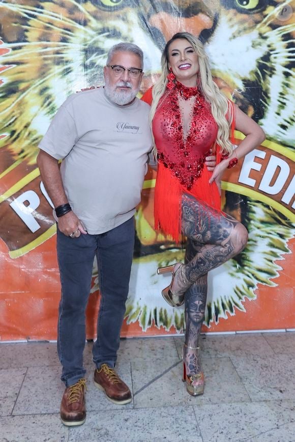 Andressa Urach posou com o carnavalesco Mauro Quintaes, da Porto da Pedra, em esquenta do carnaval 2026
