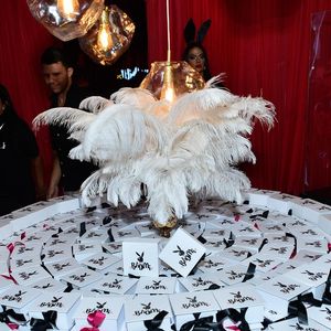 A decoração do evento abusou dos símbolos clássicos da revista, como o coelhinho