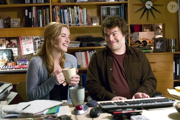 Jack Black quebra o arquétipo do galã das comédias românticas, trazendo sensibilidade e humor sem cinismo.