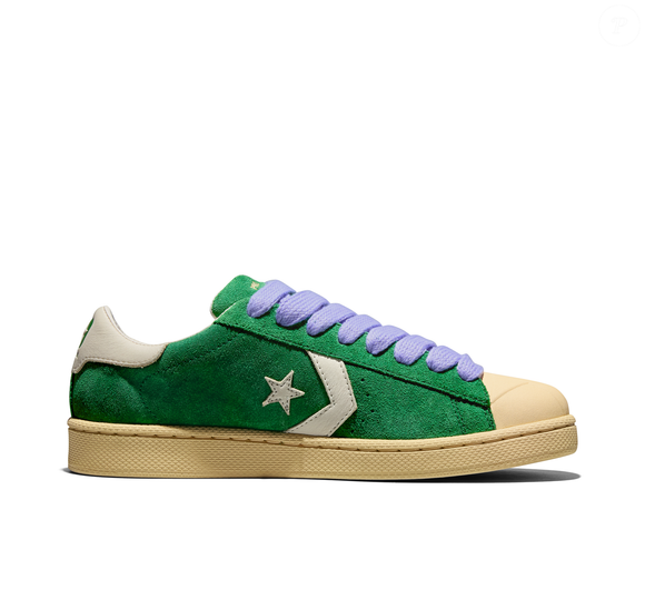 A nova versão do Converse Pro Leather combina referências da cultura urbana dos anos 90 e 2000 com uma estética contemporânea criada para o streetwear
