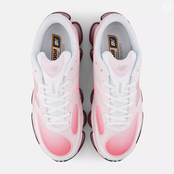 Essa abordagem futurista se reflete ainda no design minimalista da parte superior. É uma nova maneira de encarar a tecnologia visível.