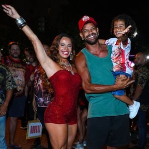 Viviane Araújo levou o marido, Guilherme Militão, e o filho, Joaquim, ao ensaio de rua