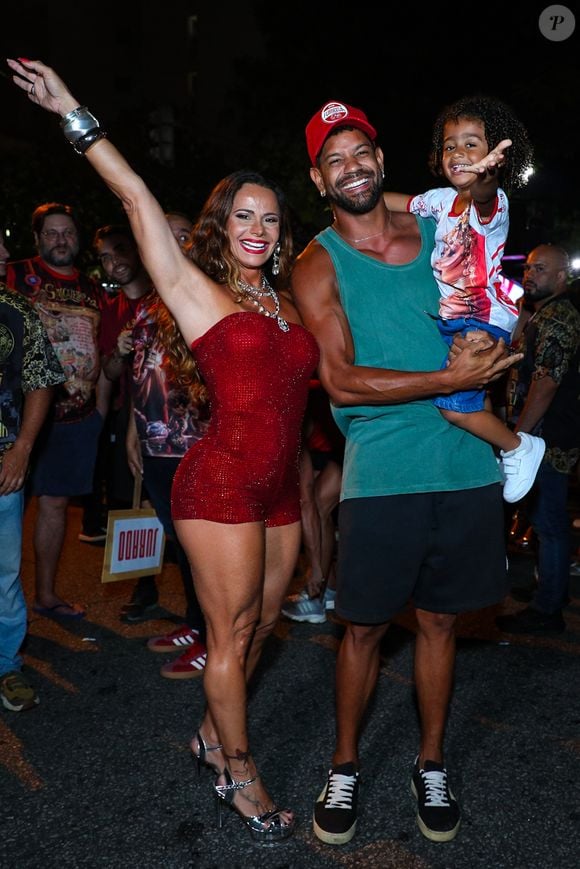Viviane Araújo levou o marido, Guilherme Militão, e o filho, Joaquim, ao ensaio de rua