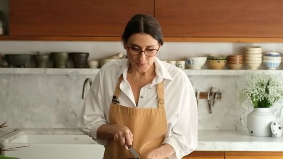 Comi o melhor bolo de cenoura sem glúten da vida: aprendi essa receita com cobertura de chocolate com a chef Paola Carosella e já é minha preferida para o café da tarde