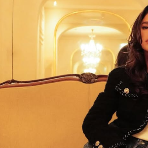 Com um casaco no estilo tweed, Bruna Marquezine reforça que o verdadeiro luxo está no corte impecável, no caimento preciso e na naturalidade com que as peças são usadas