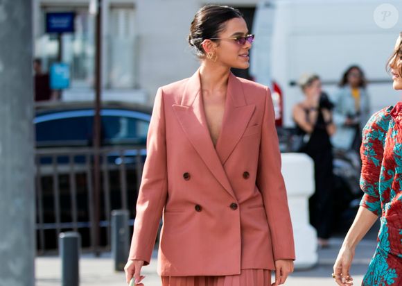 Bruna Marquezine: atriz já apostou em maxiblazer; você pode usar essa tendência de moda no inverno, combinando com meia-calça e bota.