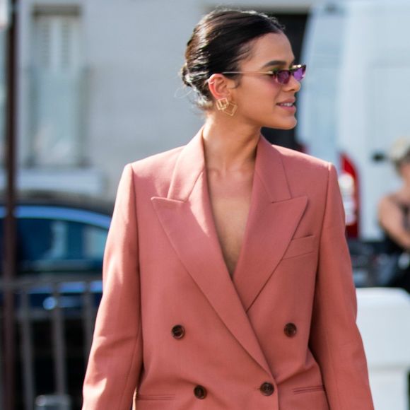 Bruna Marquezine: atriz já apostou em maxiblazer; você pode usar essa tendência de moda no inverno, combinando com meia-calça e bota.