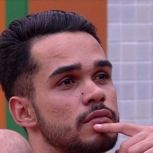 João Pedro vem logo em seguida, na cola da sister, com 43,31% na enquete UOL