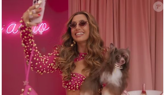 Em diversas cenas nos deparamos com Lola usando óculos com aplicação de cristais, ressaltando a sua beleza e sofisticação. Ok que essa moda pode não facilitar muito na hora de compor as produções, mas como tudo em Lola brilha, com certeza o acessório consegue deixar seus looks elaborados ainda mais autênticos.