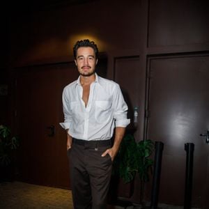 Esbanjando beleza e elegância, Tiago Iorc marcou presença na festa de Anitta com um look clássico