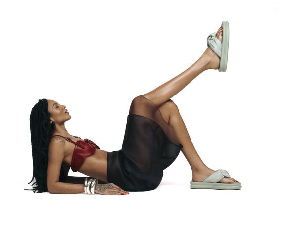 Tendência Puffy Sandals: A nova aposta da Havaianas une o conforto do chinelo de borracha com o acabamento elevado das sandálias tipo "nuvem", ideais para looks urbanos.