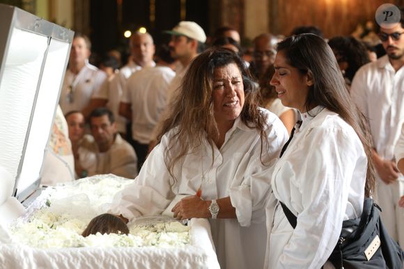 Regina Casé e a filha, Benedita Casé, se despedem emocionadas de Preta Gil