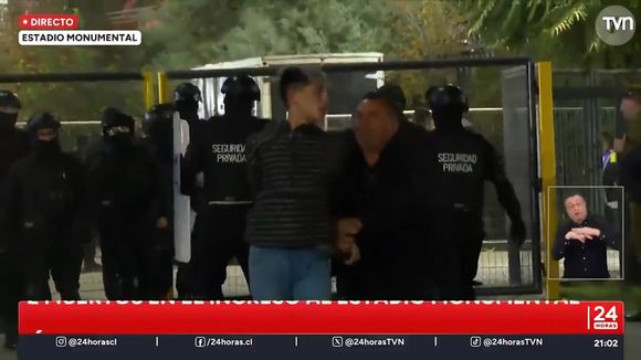 Caos fora do estádio Monumental: cerca de 10 pessoas foram presas e aproximadamente 100 tentaram invadir o local do jogo Colo-Colo x Fortaleza